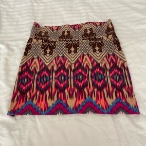 Super cute patterned & multi colored mini skirt 🌺
